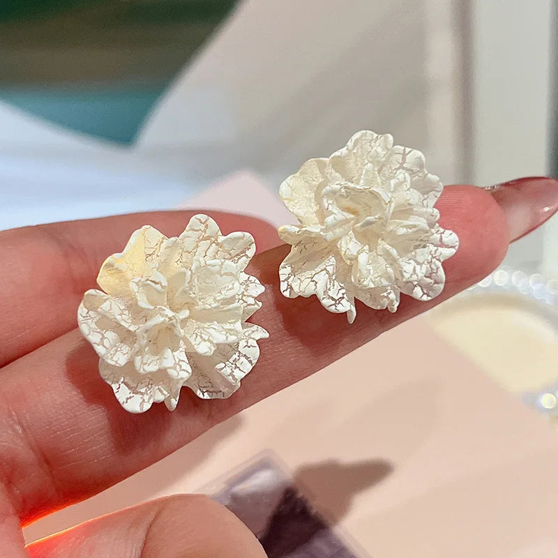 New Big White Flowers Stud Earrings for Women Personality Fashion Unique Design bijoux Wedding Jewelry Wholesale Birthday Gift