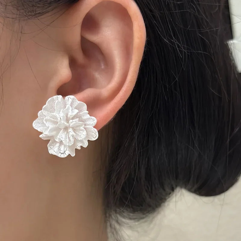 New Big White Flowers Stud Earrings for Women Personality Fashion Unique Design bijoux Wedding Jewelry Wholesale Birthday Gift