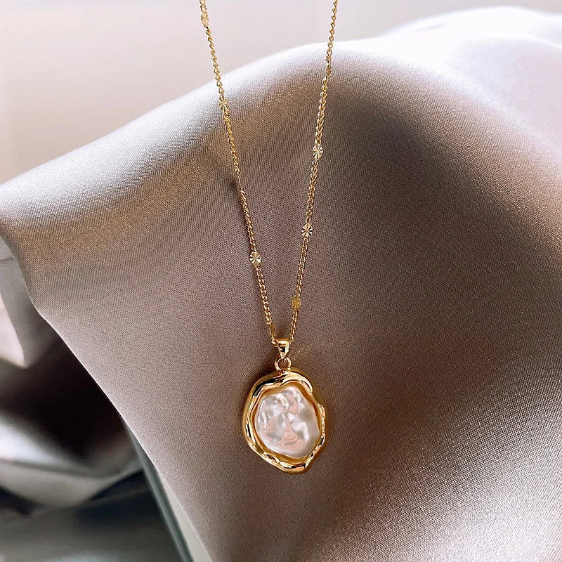 Gold Color Baroque Imitation Pearl Necklaces for Women Simple Design Light Luxury Clavicle Chain Necklace Jewelry Wholesale