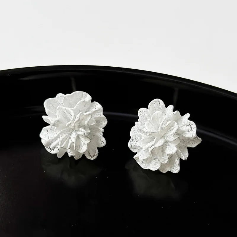 New Big White Flowers Stud Earrings for Women Personality Fashion Unique Design bijoux Wedding Jewelry Wholesale Birthday Gift