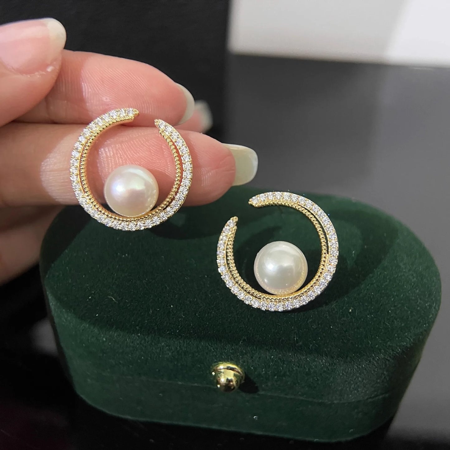 2023 New Design Irregular U-shaped Gold Color Earrings for Woman Korean Crystal Fashion Jewelry Unusual Accessories Girls