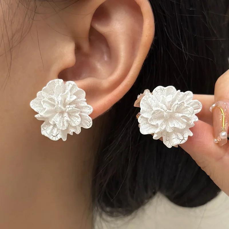 New Big White Flowers Stud Earrings for Women Personality Fashion Unique Design bijoux Wedding Jewelry Wholesale Birthday Gift