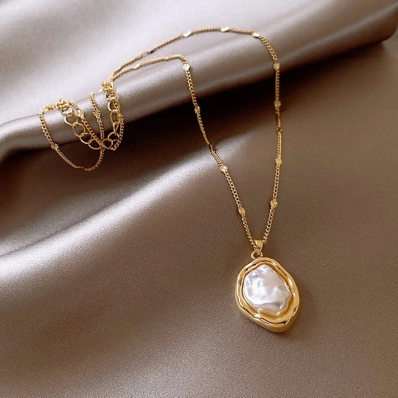 Gold Color Baroque Imitation Pearl Necklaces for Women Simple Design Light Luxury Clavicle Chain Necklace Jewelry Wholesale