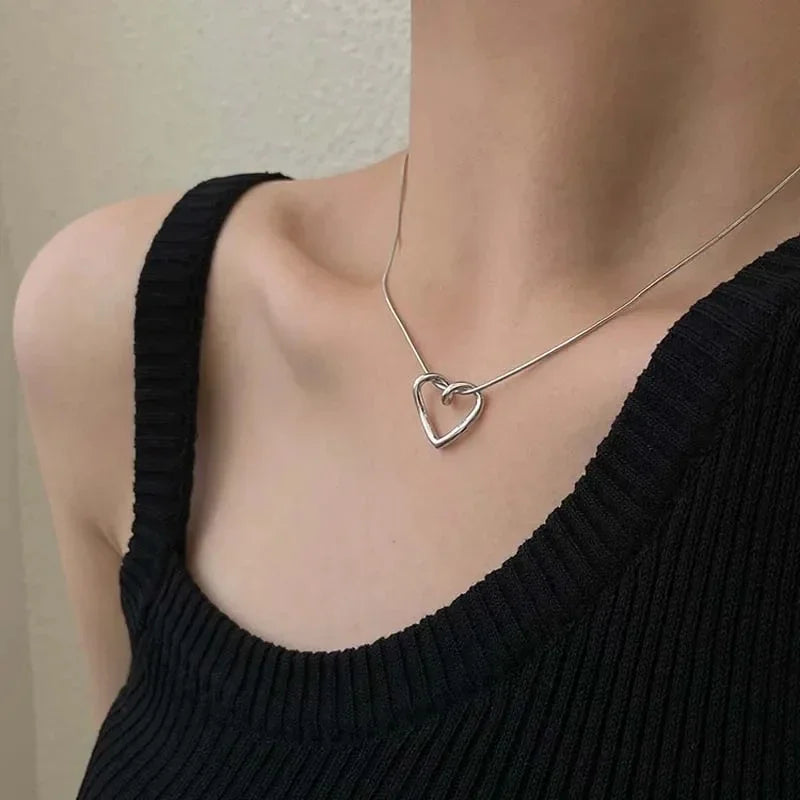 New Simple Hollow Love Heart Pendant Necklace for Women Fashion Creative Geometric Clavicle Chain Necklaces Party Jewelry Gift