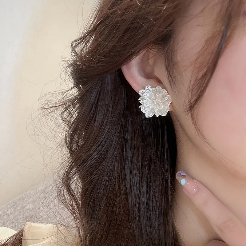 New Big White Flowers Stud Earrings for Women Personality Fashion Unique Design bijoux Wedding Jewelry Wholesale Birthday Gift