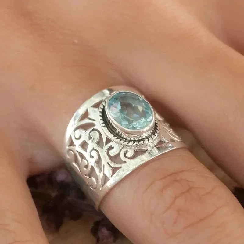 Exquisite Silver Color Oval Inlaid with Sea Blue Stones Rings Fashion Metal Carving Hollow Pattern Party Ring