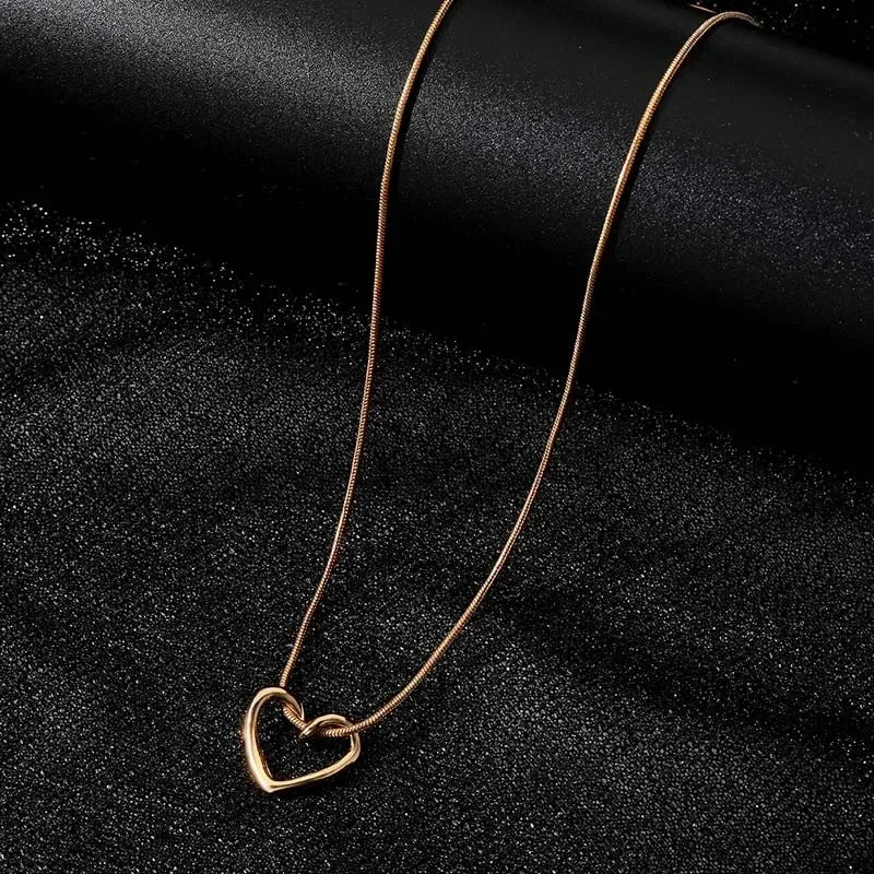 New Simple Hollow Love Heart Pendant Necklace for Women Fashion Creative Geometric Clavicle Chain Necklaces Party Jewelry Gift