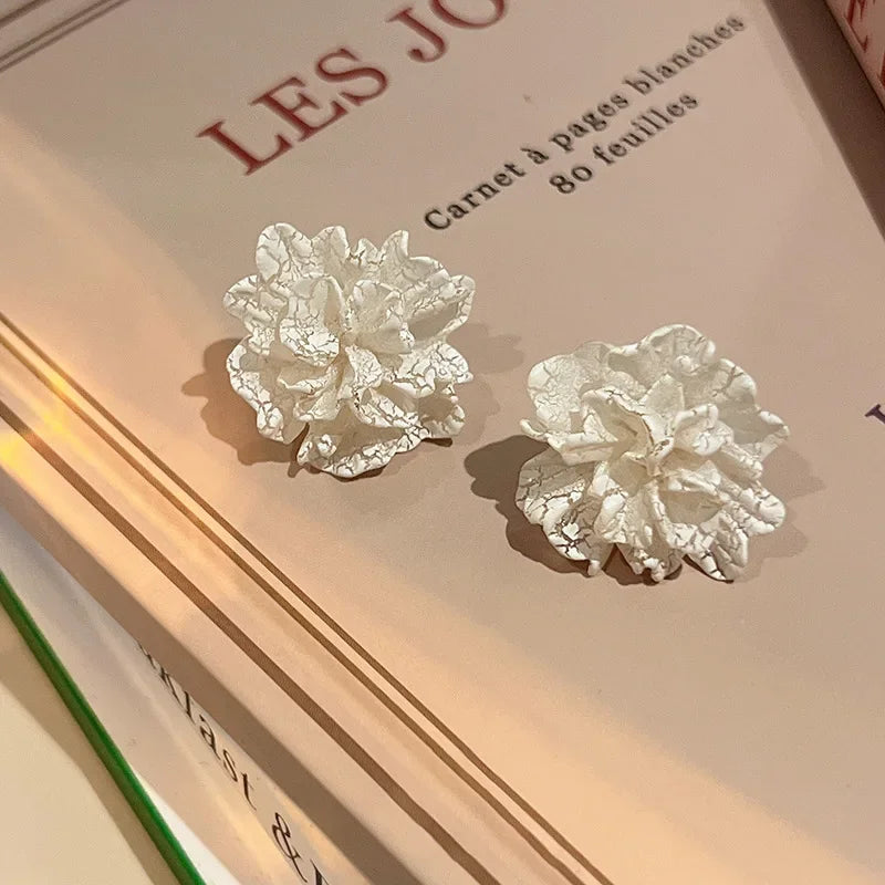 New Big White Flowers Stud Earrings for Women Personality Fashion Unique Design bijoux Wedding Jewelry Wholesale Birthday Gift