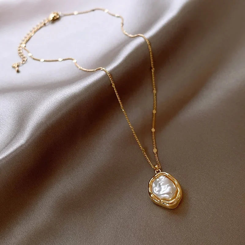 Gold Color Baroque Imitation Pearl Necklaces for Women Simple Design Light Luxury Clavicle Chain Necklace Jewelry Wholesale