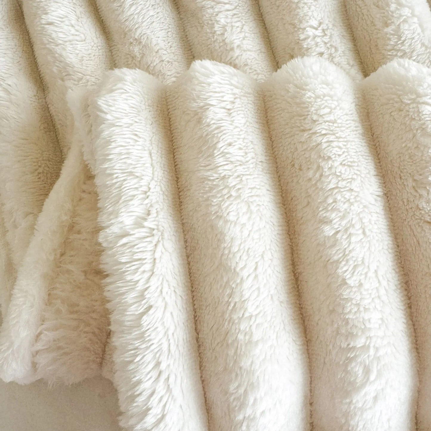 1 Piece of Super Soft Thickeneded Blanket with Wide Terms to Give You a Comfortable and Warm Sleep